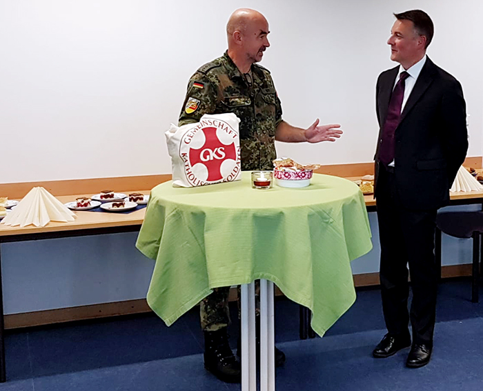 Hauptmann Nüßle bedankt sich im Namen der Gemeinschaft bei Militärdekan Blank
